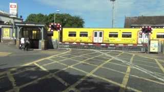 Birkdale Level Crossing [upl. by Nnalyrehc705]